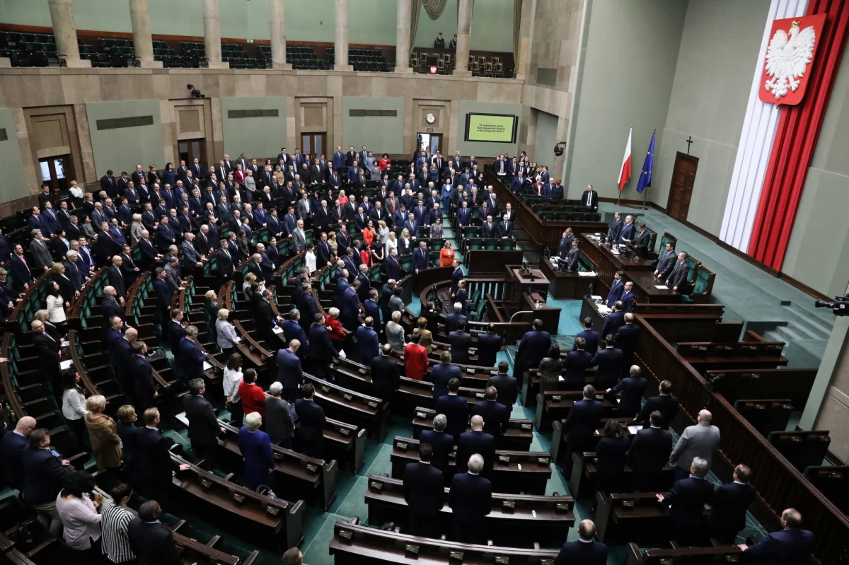 O godzinie 11 wystartował legislacyjny ekspres. Parlament w kilka godzin ma przyjąć projekt ustawy o złagodzeniu skutków podwyżek cen prądu. Chodzi o ustawę zapowiedzianą przez premiera w ostatni piątek. "Posłowie nie wiedzą, nad czym głosują; to nieprawdopodobne" - powiedział w piątek wicemarszałek Sejmu Stanisław Tyszka (Kukiz'15) podczas pierwszego czytania rządowego projektu ustawy obniżającego akcyzę na energię elektryczną. "Tak  nie można tworzyć prawa" - dodał. Po godzinie 13, czyli już po sejmowej debacie, posłowie zdecydowali o skierowaniu projektu do dalszych prac w połączonych komisjach finansów publicznych oraz energii i skarbu państwa. Marszałek ogłosił przerwę w obradach do godz. 15.30. Została ona jednak przedłużona do 16.30, a potem do godziny 17. Ostatecznie Sejm zebrał się o 17.30. Posiedzenie Senatu ma się zacząć o godz. 19.30.