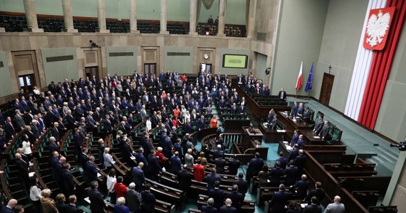 O godzinie 11 wystartował legislacyjny ekspres. Parlament w kilka godzin ma przyjąć projekt ustawy o złagodzeniu skutków podwyżek cen prądu. Chodzi o ustawę zapowiedzianą przez premiera w ostatni piątek. "Posłowie nie wiedzą, nad czym głosują; to nieprawdopodobne" - powiedział w piątek wicemarszałek Sejmu Stanisław Tyszka (Kukiz'15) podczas pierwszego czytania rządowego projektu ustawy obniżającego akcyzę na energię elektryczną. "Tak  nie można tworzyć prawa" - dodał. Po godzinie 13, czyli już po sejmowej debacie, posłowie zdecydowali o skierowaniu projektu do dalszych prac w połączonych komisjach finansów publicznych oraz energii i skarbu państwa. Marszałek ogłosił przerwę w obradach do godz. 15.30. Została ona jednak przedłużona do 16.30, a potem do godziny 17. Ostatecznie Sejm zebrał się o 17.30. Posiedzenie Senatu ma się zacząć o godz. 19.30.