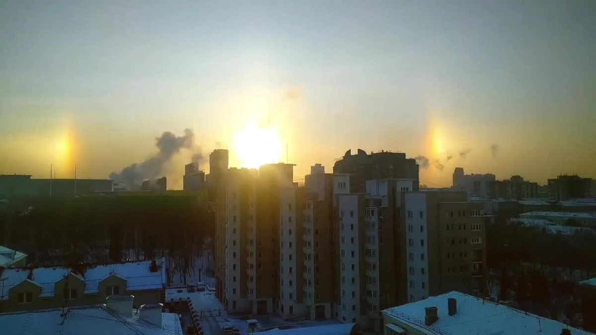 To nie był zwykły zachód słońca. Mieszkańców rosyjskiego Jekaterynburga zaskoczyło wyjątkowe zjawisko - na nagraniu zarejestrowano aż trzy słońca! Okazało się, że to złudzenie optyczne. Powstaje, kiedy promienie słoneczne rozpraszają się w drobinkach lodu w powietrzu.