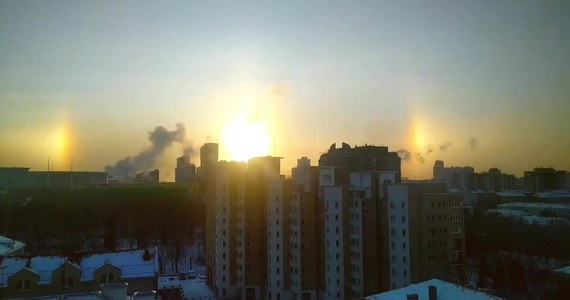 To nie był zwykły zachód słońca. Mieszkańców rosyjskiego Jekaterynburga zaskoczyło wyjątkowe zjawisko - na nagraniu zarejestrowano aż trzy słońca! Okazało się, że to złudzenie optyczne. Powstaje, kiedy promienie słoneczne rozpraszają się w drobinkach lodu w powietrzu.