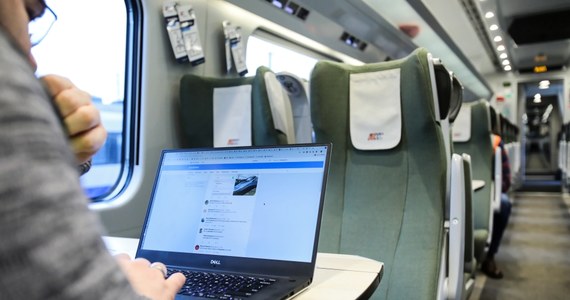 Pendolino wyjechało z tunelu cyfrowego wykluczenia. Na pokładzie nowoczesnego pociągu PKP jest już internet. Na razie Wi-Fi jest tylko w jednym składzie, który testowo przejechał z Warszawy Wschodniej do Ciechanowa.