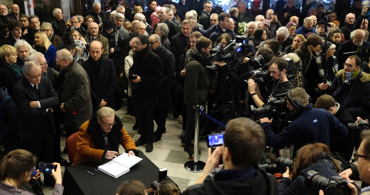 Z równą pasją robił filmy i kluski śląskie, był dobrym facetem - tak zmarłego 18 grudnia reżysera Kazimierza Kutza wspominali podczas piątkowego pogrzebu jego synowie Gabriel i Tymoteusz.