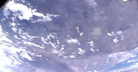 Polski satelita PW-Sat2 rozpocznie procedurę prowadzącą do zejścia z orbity Ziemi i spłonięcia w gęstych warstwach atmosfery wcześniej, niż pierwotnie planowano. Jak informuje na swej stronie internetowej kierownictwo misji, próbnik - zbudowany przez Studenckie Koło Astronautyczne Politechniki Warszawskiej - wykonał pomyślnie większość swoich zadań i może przystąpić do realizacji ostatniego i najważniejszego z nich testu tak zwanego żagla deorbitacyjnego. Pierwotnie planowano jego rozłożenie w połowie stycznia, procedurę przesunięto jednak na sobotę. Wszystko po to, by zmniejszyć ryzyko uszkodzenia PW-Sat2 przez kosmiczne śmieci.
