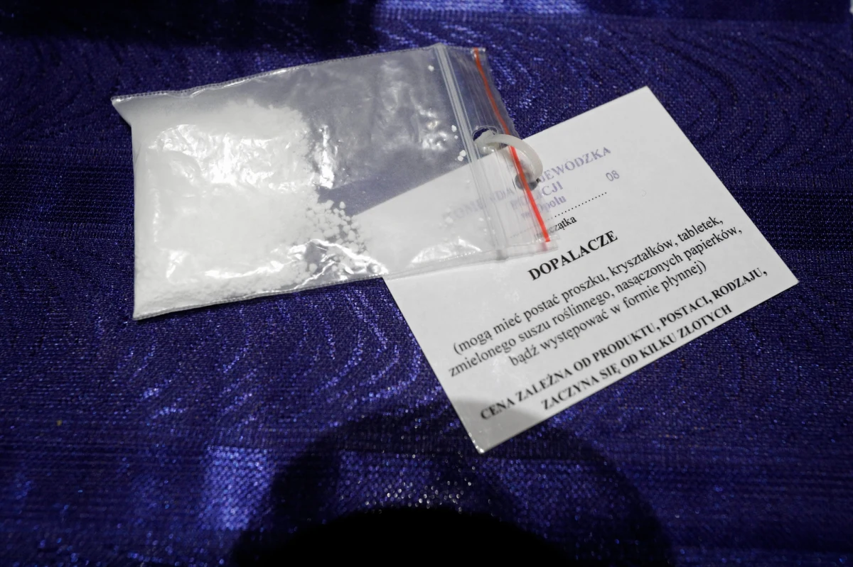 Dwaj mężczyźni, zatrzymani pod zarzutem handlu dopalaczami w Mikołowie, trafili do aresztu. W przypadku trzeciego - sąd - dopiero zajmie się wnioskiem o aresztowanie. Policja zatrzymała trzech mężczyzn w wieku 35, 31 i 17 lat po tym, jak w pierwszy dzień świąt 
Bożego Narodzenia zmarła 25-letnia kobieta oraz dwaj mężczyźni. Wszyscy byli mieszkańcami powiatu mikołowskiego. Kilka innych osób trafiło do szpitali z objawami zatrucia dopalaczami. 