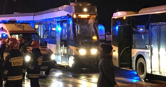 Groźny wypadek w Krakowie: na al. Jana Pawła II zderzyły się miejski autobus i tramwaj. 7 poszkodowanych przewieziono do szpitala. Zdjęcia z miejsca wypadku dostaliśmy na Gorącą Linię RMF FM od Krzysztofa.