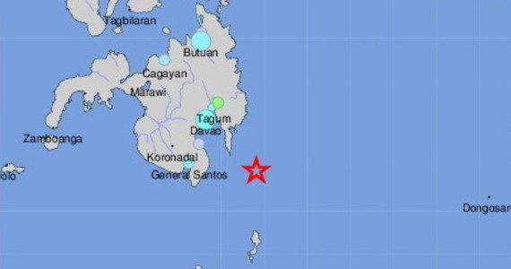 Trzęsienie ziemi o magnitudzie 6,9 nawiedziło w sobotę wyspę Mindanao w południowej części Filipin - poinformowała amerykańska służba geologiczna USGS. Pierwotnie wydano ostrzeżenie przed możliwymi falami tsunami. po kilku godzinach zostało on odwołanie.