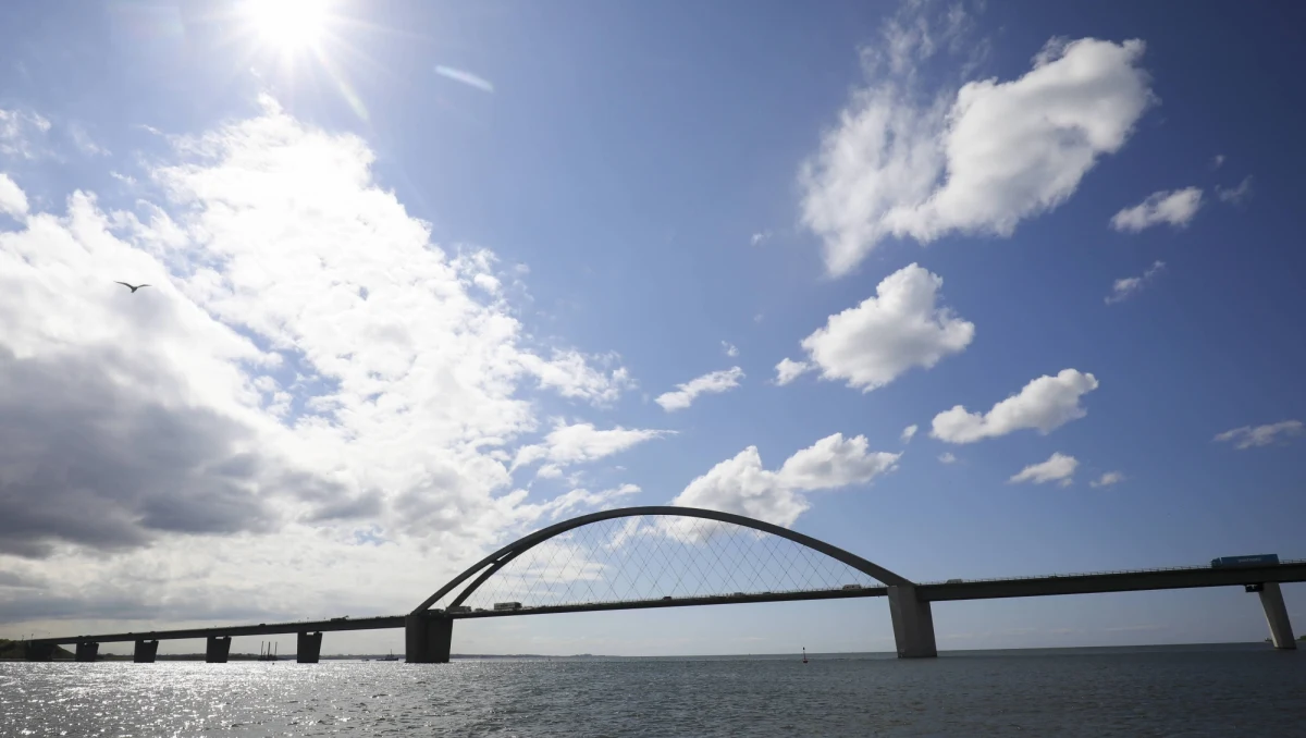 Ma mieć 19 kilometrów długości, kosztować ponad 52 mld koron duńskich (czyli blisko 30 mld zł) i będzie częściowo finansowany przez Unię Europejską. Mimo zastrzeżeń ze strony obrońców środowiska resort transportu niemieckiego kraju związkowego Szlezwik-Holsztyn wydał zgodę na budowę nowego tunelu drogowo-kolejowego łączącego Niemcy z Danią.