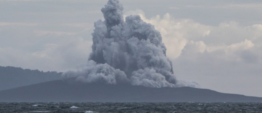 Wulkan Anak Krakatau w wyniku erupcji i zapadnięcia się krateru 22 grudnia zmniejszył swą objętość o 150-180 mln metrów sześciennych. Wynosi ona obecnie 40-70 mln m sześć. - twierdzą naukowcy z Indonezyjskiego Centrum Wulkanologii i Ograniczenia Skutków Katastrof Naturalnych.