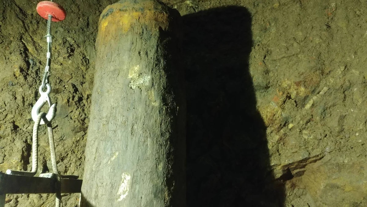 Miał być szyb prowadzący do podziemnego tunelu, gdzie mógł zostać ukryty pancerny skład z czasów II wojny światowej. Jest zabytkowa studnia z blisko 300-letnią infrastrukturą. Piotr Koper, poszukiwacz „złotego pociągu”, zakończył badania studni na terenie Stada Ogierów „Książ”, tuż obok Zamku Książ. Eksplorator nie składa jednak broni, zapowiada dalsze poszukiwania legendarnego składu.