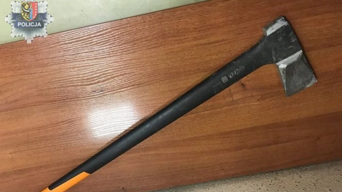 Kompletnie pijany, agresywny 22-latek, który w Wigilię uszkodził siekierą m.in. samochody przejeżdżające drogą krajową nr 3 w okolicy Kłobuczyna na Dolnym Śląsku, usłyszał zarzuty. Grozi mu do 10 lat więzienia.