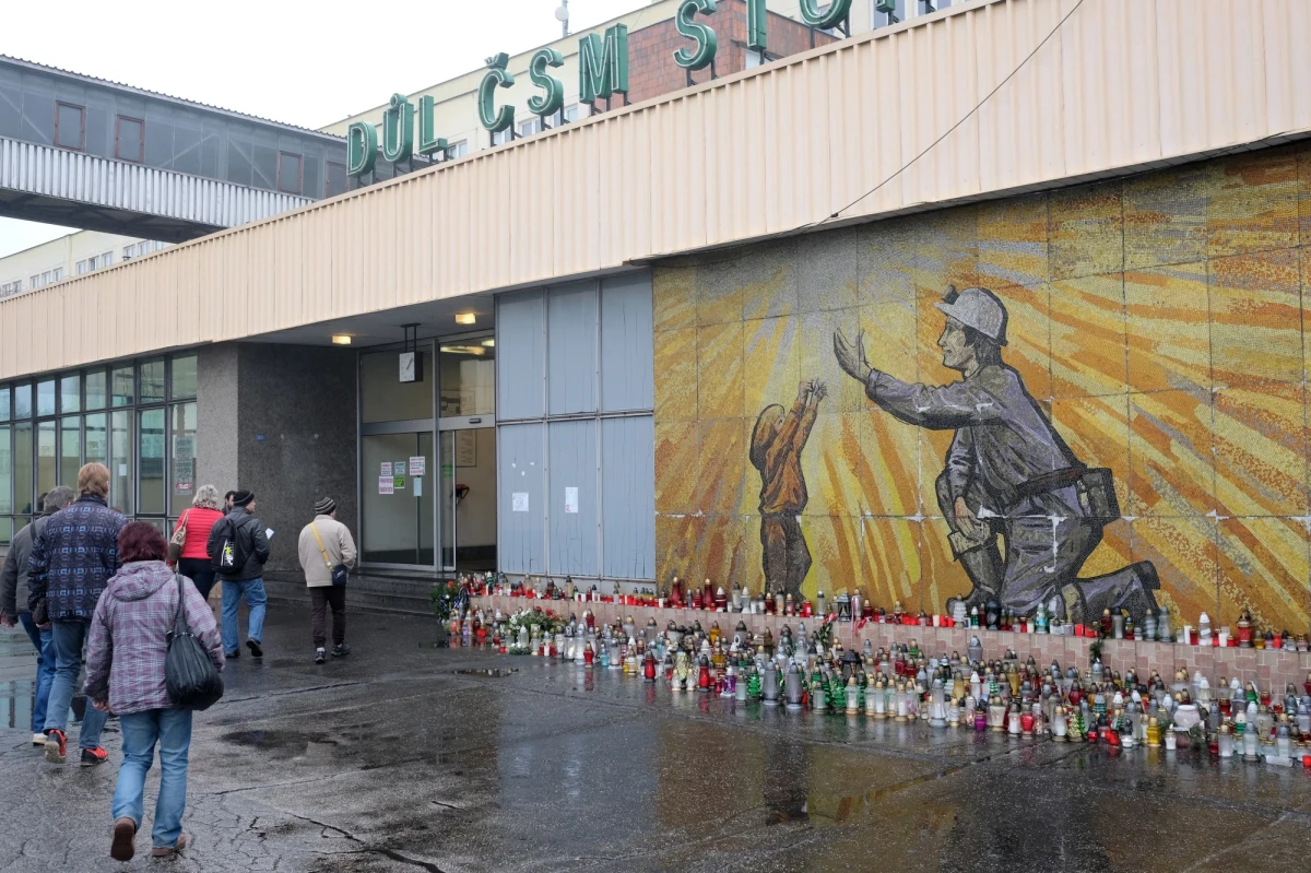 Ponad 5 milionów koron, czyli około 800 tysięcy złotych dla rodzin górników, którzy zginęli w kopalni Stonawa, zebrały dwie czeskie organizacje. W wybuchu metanu zginęło tam 13 górników, w tym 12 Polaków. 2 ranni wciąż są w szpitalu. 