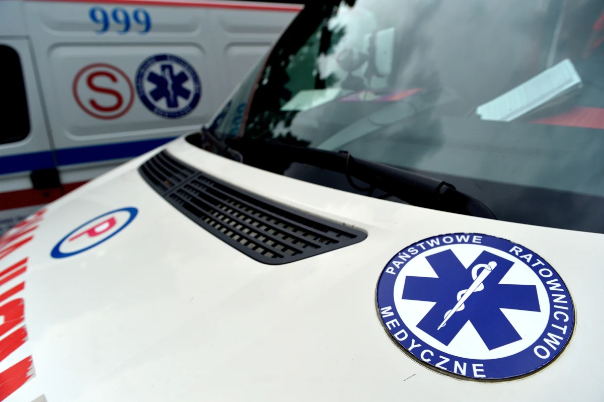 Kolejna akcja ratunkowa w Beskidach. Trzy osoby zostały poważnie ranne podczas zjazdu nocą na popularnych „jabłuszkach” - podkładkach do zjeżdżania -  po dawnej trasie wyciągu orczykowego w rejonie Suchego w Szczyrku. Wpadli ze sporą prędkością na drzewo. Poszkodowani w momencie wypadku byli pod wpływem alkoholu.