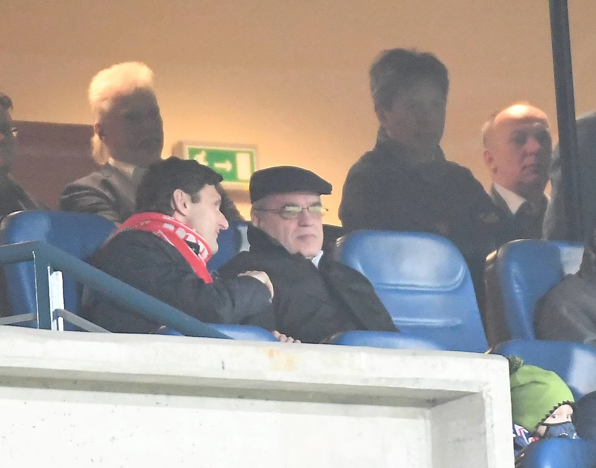 Obiecane pieniądze od inwestorów będą na koncie Wisły Kraków prawdopodobnie w poniedziałek - ustalili nieoficjalnie reporterzy RMF FM. Nowi właściciele mieli przelać na konto klubu 12 milionów złotych na pokrycie najpilniejszych długów. Według naszych informacji, przelew został wytransferowany z banku inwestora wczoraj.