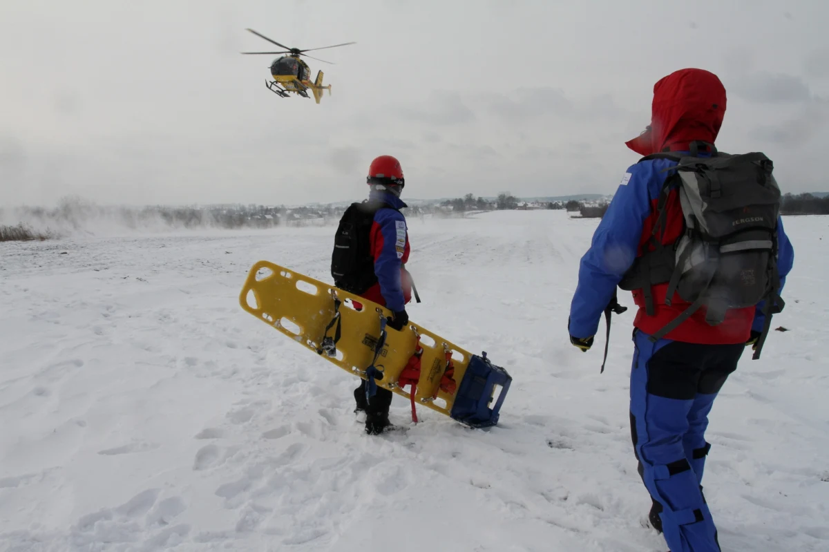 Nie udało się uratować 24-latka, którego znaleziono w pobliżu bacówki na Rycerzowej w Beskidach. 