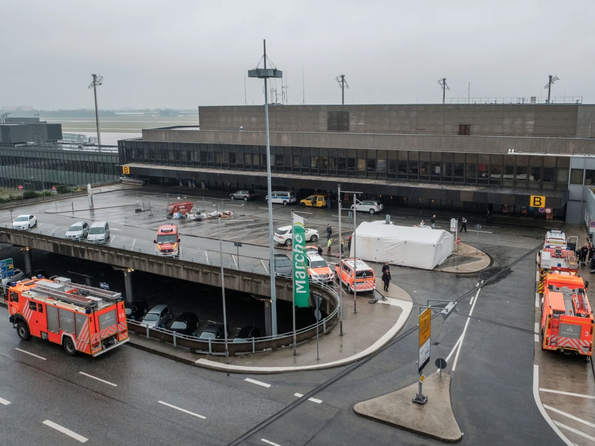 Mężczyzna, który samochodem wjechał na płytę lotniska w Hanowerze, twierdzi że jest z Polski - poinformowała agencja DPA. Miejscowa policja nie potwierdziła jeszcze tego, bowiem zatrzymany nie miał przy sobie żadnych dokumentów.