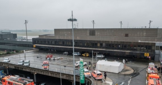 Mężczyzna, który samochodem wjechał na płytę lotniska w Hanowerze, twierdzi że jest z Polski - poinformowała agencja DPA. Miejscowa policja nie potwierdziła jeszcze tego, bowiem zatrzymany nie miał przy sobie żadnych dokumentów.