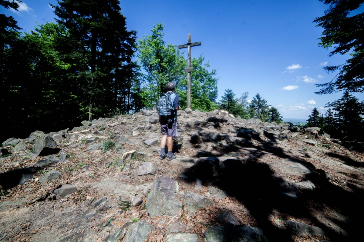 Nie 612 metrów n.p.m., a niemal 614 metrów n.p.m. ma najwyższy szczyt Gór Świętokrzyskich, Łysica. Co ciekawe najwyższy punkt znajduje się nie na tym wierzchołku wzniesienia, który zdobywają turyści, a na sąsiednim.