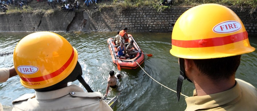 Nurkowie indyjskiej marynarki wojennej usiłują dostać się do środka zalanej w połowie grudnia kopalni na wschodzie Indii, w której utknęło 15 młodych górników nielegalnie wydobywającej węgiel - poinformowała w niedzielę miejscowa policja.