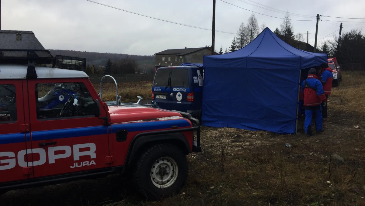 Od piątku do sobotniego wieczora 15 ratowników Grupy Jurajskiej GOPR wraz z policją, strażakami i leśnikami prowadzili poszukiwania 35-letniego mieszkańca Mokrusa w gminie Ogrodzieniec. Zaginiony mężczyzna wyszedł w środę w nocy z domu i do piątku nie wrócił do miejsca zamieszkania oraz nie nawiązał kontaktu z rodziną.