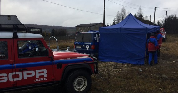 Od piątku do sobotniego wieczora 15 ratowników Grupy Jurajskiej GOPR wraz z policją, strażakami i leśnikami prowadzili poszukiwania 35-letniego mieszkańca Mokrusa w gminie Ogrodzieniec. Zaginiony mężczyzna wyszedł w środę w nocy z domu i do piątku nie wrócił do miejsca zamieszkania oraz nie nawiązał kontaktu z rodziną.