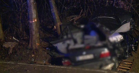 Dwóch mężczyzn w wieku 32 i 34 lat zginęło, a dwie kolejne osoby trafiły do szpitala po wypadku w Porębie Radlnej koło Tarnowa. Samochód osobowy uderzył tam w drzewo.