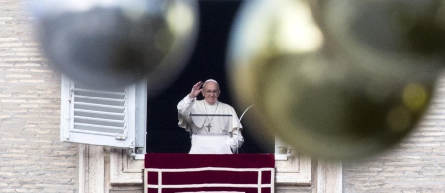 Papież Franciszek modlił się z wiernymi za wszystkie rodziny świata, zwłaszcza za te, w których - jak mówił podczas spotkania w Watykanie - "z różnych powodów brakuje pokoju i zgody". "Rodzina to skarb, trzeba jej zawsze strzec i bronić"- podkreślił.