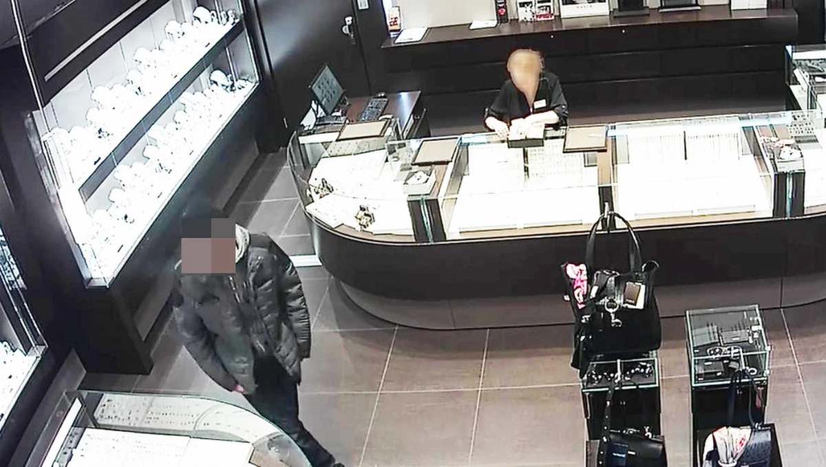 Warszawska prokuratura oskarżyła 35-letniego Ukraińca o włamanie do salonu jubilerskiego w centrum handlowym Arkadia. Mężczyzna włamał się do sklepu przez szyb wentylacyjny. Zjechał po linie na zaplecze i ukradł biżuterię wartą ponad 700 tysięcy złotych. Yevheniejowi K. grozi do 10 lat pozbawienia wolności.
