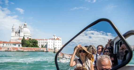 Branża turystyczna szacuje wpływy z opłaty za wstęp do Wenecji na 40-50 milionów euro rocznie. Wprowadzenie biletu przewiduje przyjęta przez parlament Włoch ustawa budżetowa. Według zapowiedzi od 2,5 do 5 euro zapłacą ci, którzy przybywają na krótko, bez noclegu.