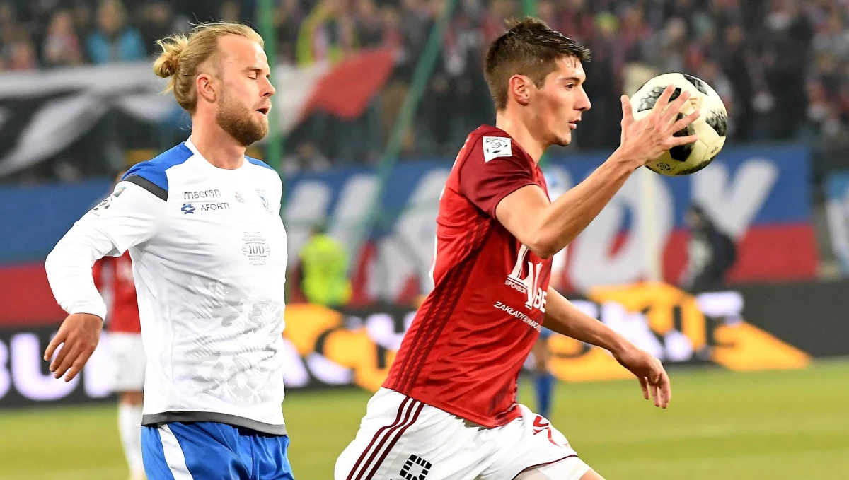 Wisła Kraków nadal nie dostała przelewu od nowych właścicieli - ustalił nieoficjalnie reporter RMF FM. Klub czeka na 12  milionów złotych. Ich wpłacenie potwierdzi przejęcie Wisły przez luksemburski fundusz Alelega, którego właścicielem jest Vanna Ly z Kambodży oraz angielski fundusz Noble Capital Parnter, reprezentowany przez Szweda Matsa Hartlinga.