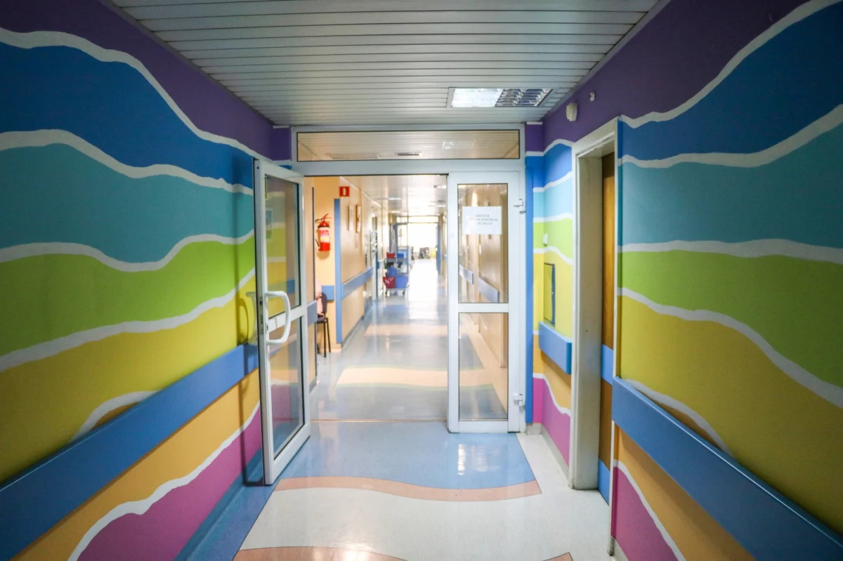 Podczas obsługi maszyny do rozdrabniania zboża 14-latek stracił dłoń. Do tego wypadku doszło w gminie Siemkowice w woj. łódzkim. 