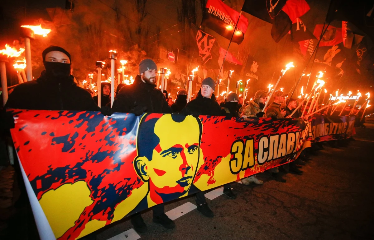 Zabite dyktą posągi lwów na Cmentarzu Obrońców Lwowa, niepogrzebane kości żołnierzy Wojska Polskiego poległych za wolność ojczyzny i chłopów, bestialsko pomordowanych przez ludobójczą UPA i SS Galizien, oraz strumienie pieniędzy płynące z kieszeni polskich podatników do kieszeni ukraińskich oligarchów - to smutne ilustracje polsko-ukraińskich relacji, opartych na mitach i zakłamaniu. To taki polityczny masochizm, czyli pewne zaburzenie, które opisał Leopold Ritter von Sacher-Masoch, Austriak urodzony we Lwowie. No cóż, obywatele Trzeciej RP, idąc w najbliższym czasie do trzykrotnych wyborów, o tym wszystko raczej nie zapomną i dadzą się nabrać po raz kolejny.