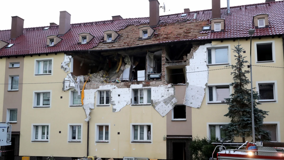 Jest akt oskarżenia ws. wybuchu gazu w kamienicy w Szczecinie, do którego doszło w październiku ubiegłego roku. W wyniku wybuchu zmarła kobieta. Zarzut usłyszeli dwaj pracownicy pogotowia gazowego, którzy mieli niedokładnie sprawdzić instalację po wezwaniu ich przez lokatorów budynku.