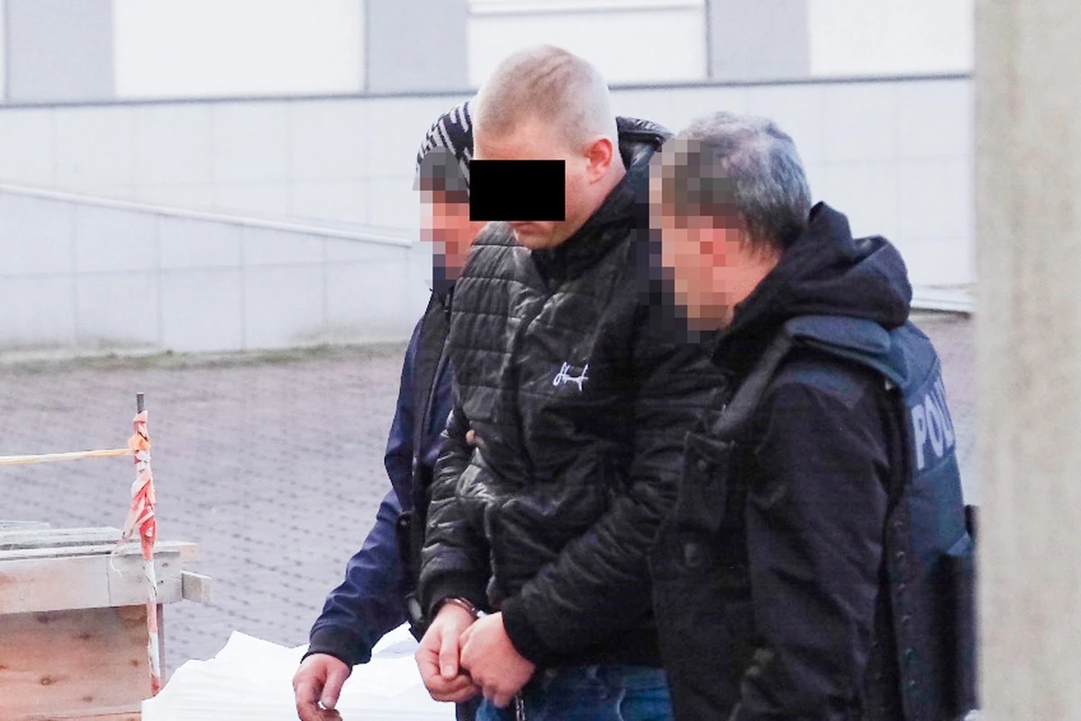 Sąd Rejonowy w Toruniu aresztował na dwa miesiące 26-letniego Filipa K., który na przejściu dla pieszych śmiertelnie potrącił dwie kobiety. Wcześniej usłyszał zarzut spowodowania wypadku w ruchu drogowym z skutkiem śmiertelnym. Podejrzanemu grozi do 8 lat więzienia. 