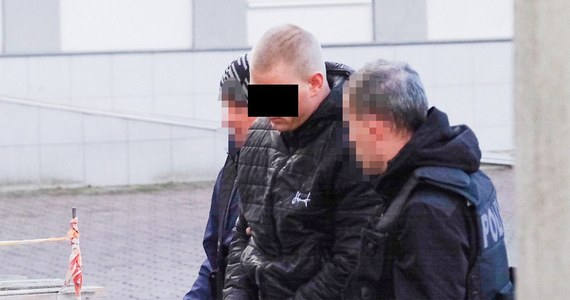 Sąd Rejonowy w Toruniu aresztował na dwa miesiące 26-letniego Filipa K., który na przejściu dla pieszych śmiertelnie potrącił dwie kobiety. Wcześniej usłyszał zarzut spowodowania wypadku w ruchu drogowym z skutkiem śmiertelnym. Podejrzanemu grozi do 8 lat więzienia. 