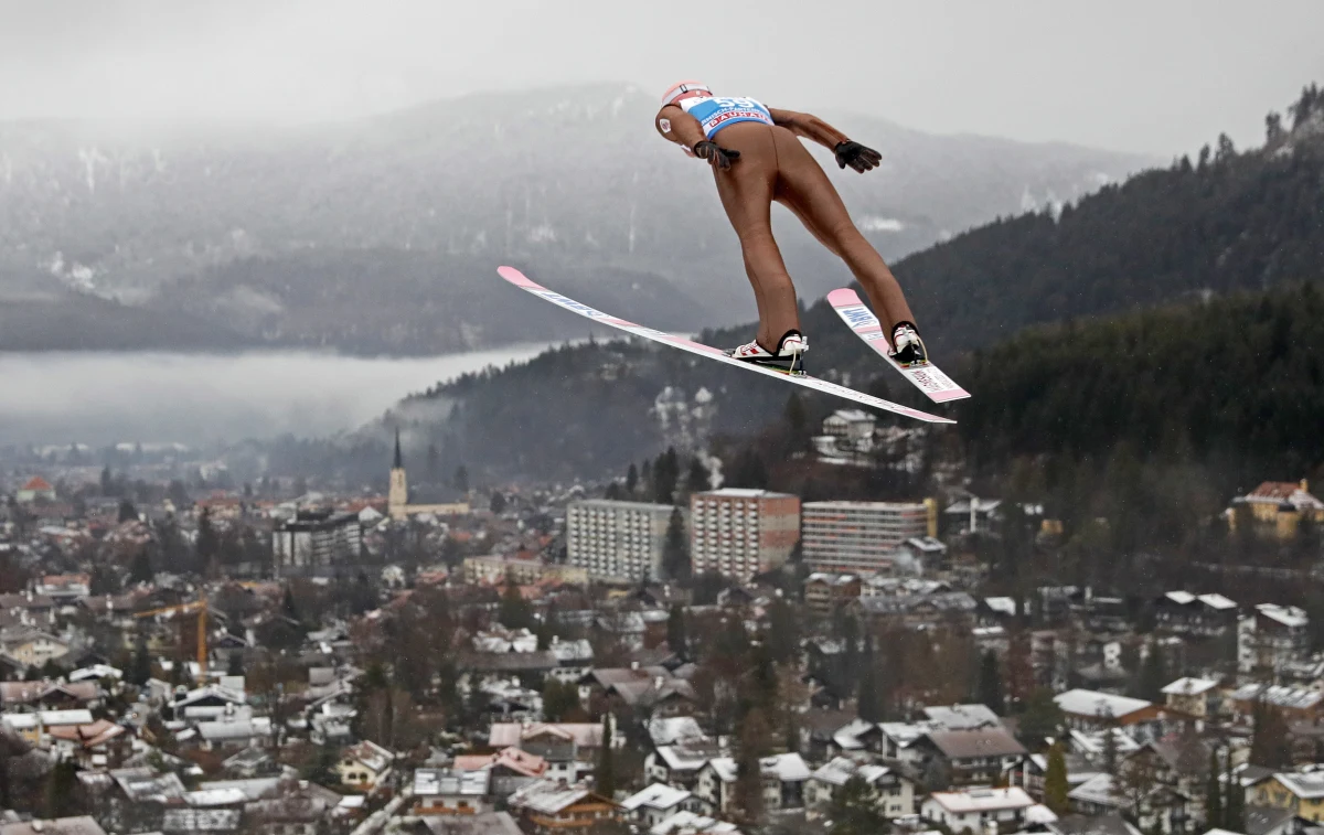 Dawid Kubacki zajął pierwsze, a Kamil Stoch trzecie miejsce w kwalifikacjach do konkursu Turnieju Czterech Skoczni w Garmisch-Partenkirchen, drugiej odsłony imprezy. We wtorkowych zawodach wystąpi sześciu Polaków. Odpadł Maciej Kot.
