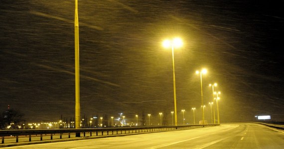 Wszystkie drogi krajowe są przejezdne, a pracuje nad tym 46 pojazdów do zimowego utrzymania - podaje Generalna Dyrekcja Dróg Krajowych i Autostrad. Jazdę mogą utrudniać opady deszczu, śniegu i deszczu ze śniegiem. Na Warmii i Mazurach widoczność ogranicza mgła.