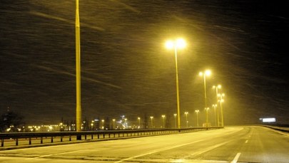 GDDKiA ostrzega: Na drogach utrudnienia z powodu śniegu, deszczu i mgły