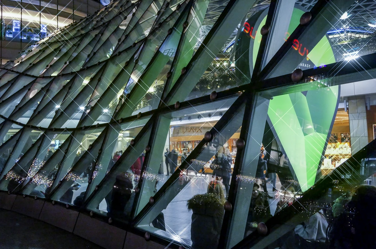 Zwarcie instalacji elektrycznej było powodem zadymienia w centrum handlowym Złote Tarasy przy ul. Emilii Plater w Warszawie - przekazał mł. bryg. Karol Kierzkowski z mazowieckiej Straży Pożarnej. Z obiektu ewakuowano ok. 2 tys. osób. Nikt nie został poszkodowany.