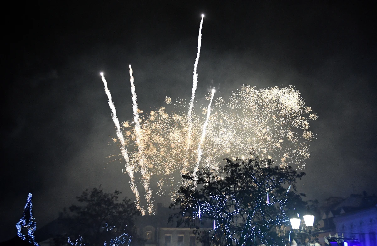 Za nami północ - czas toastów, życzeń, podsumowań i postanowień. Wystrzeliły korki od szampana, fajerwerków było w tym roku mniej. Przywitaliśmy Nowy Rok 2019!