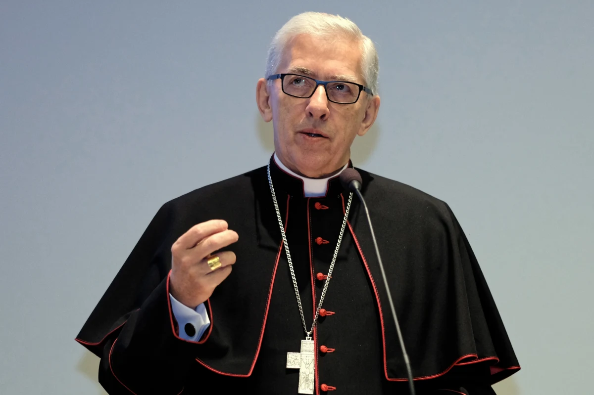 Cel, jakim jest zdobycie władzy, nie uświęca środków używanych do jej zdobycia; takie moralnie naganne postępowanie kompromituje polityków czy samorządowców - napisał w liście pasterskim na Nowy Rok metropolita katowicki abp Wiktor Skworc. Słowo arcybiskupa katowickiego na Nowy Rok tradycyjnie kierowane jest do wiernych 1 stycznia. Tegoroczne jest inspirowane orędziem papieża Franciszka na obchodzony we wtorek Światowy Dzień Pokoju, zatytułowanym "Dobra polityka służy pokojowi". 