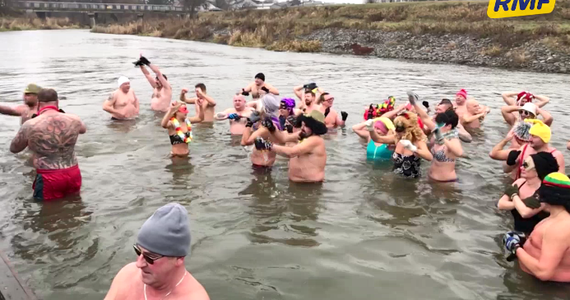 Nowy Rok i pierwsza kąpiel w samo południe - to od lat tradycja lubelskich morsów. Powitanie 2019 roku odbyło się w rzece Bystrzycy przy tamie na Zalewie Zemborzyckim.