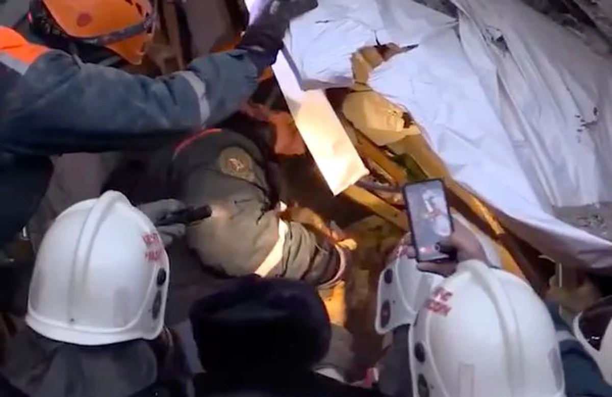 Żywe 10-miesięczne dziecko udało się wydobyć ratownikom spod gruzów zawalonej części domu mieszkalnego w Magnitogorsku w obwodzie czelabińskim na zachodzie Rosji. Stan niemowlęcia jest ciężki. Mimo to ratownicy mówią o cudzie.