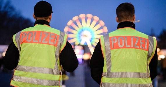Mężczyzna w noc sylwestrową celowo wjechał w grupę przechodniów w mieście Bottrop na zachodzie Niemiec. Ranne zostały co najmniej cztery osoby. Policja zakłada, że incydent miał podłoże ksenofobiczne. Sprawca został aresztowany.