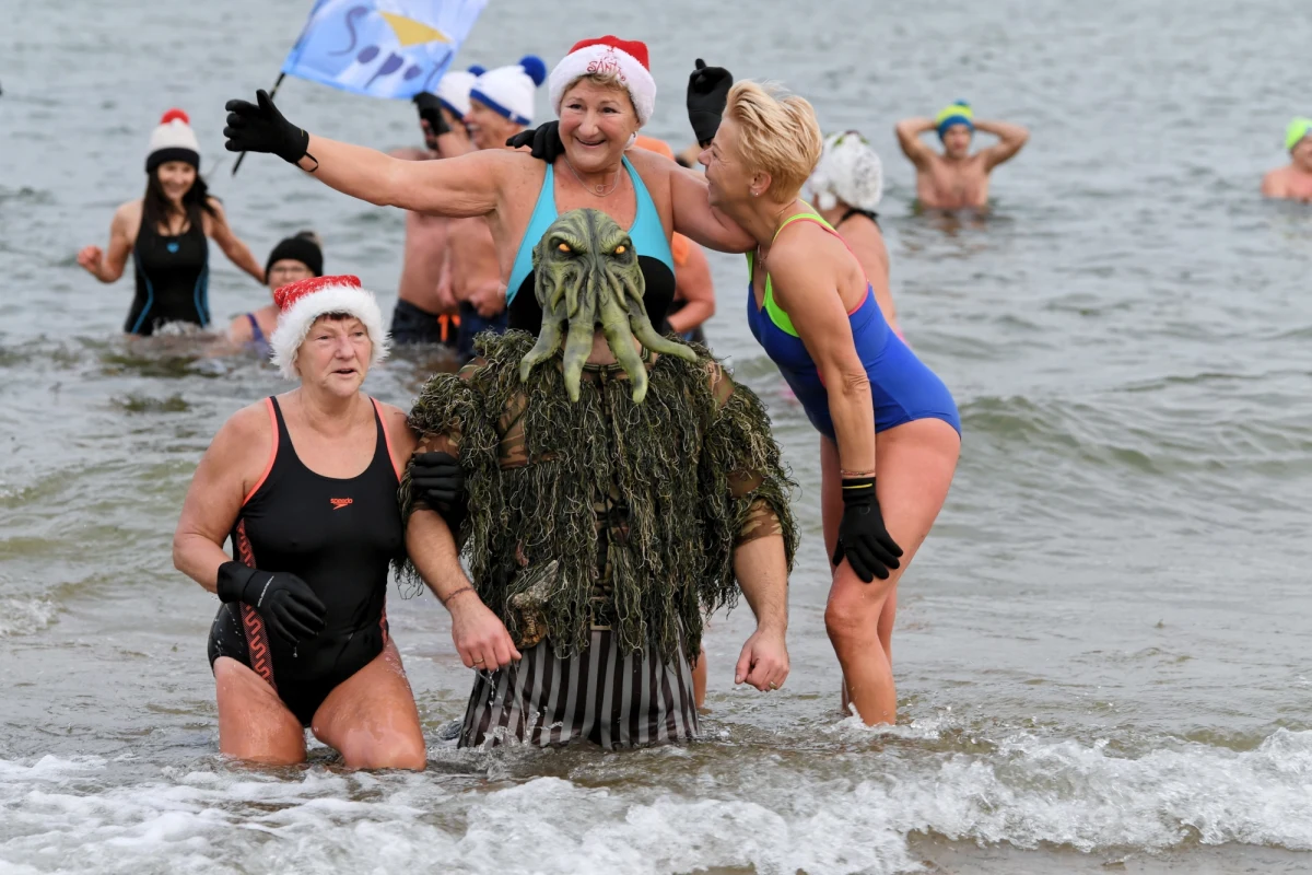 Około stu amatorów zimowych kąpieli wzięło udział w tradycyjnym powitaniu nowego roku na plaży w gdańskim Jelitkowie. Była to już 44. noworoczna kąpiel zorganizowana przez Gdański Klub Morsów. Woda w Zatoce Gdańskiej ma około 4 stopni Celsjusza.