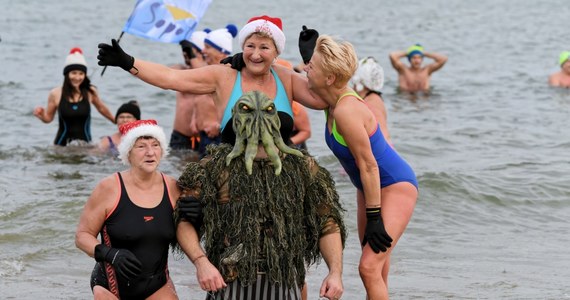 Około stu amatorów zimowych kąpieli wzięło udział w tradycyjnym powitaniu nowego roku na plaży w gdańskim Jelitkowie. Była to już 44. noworoczna kąpiel zorganizowana przez Gdański Klub Morsów. Woda w Zatoce Gdańskiej ma około 4 stopni Celsjusza.