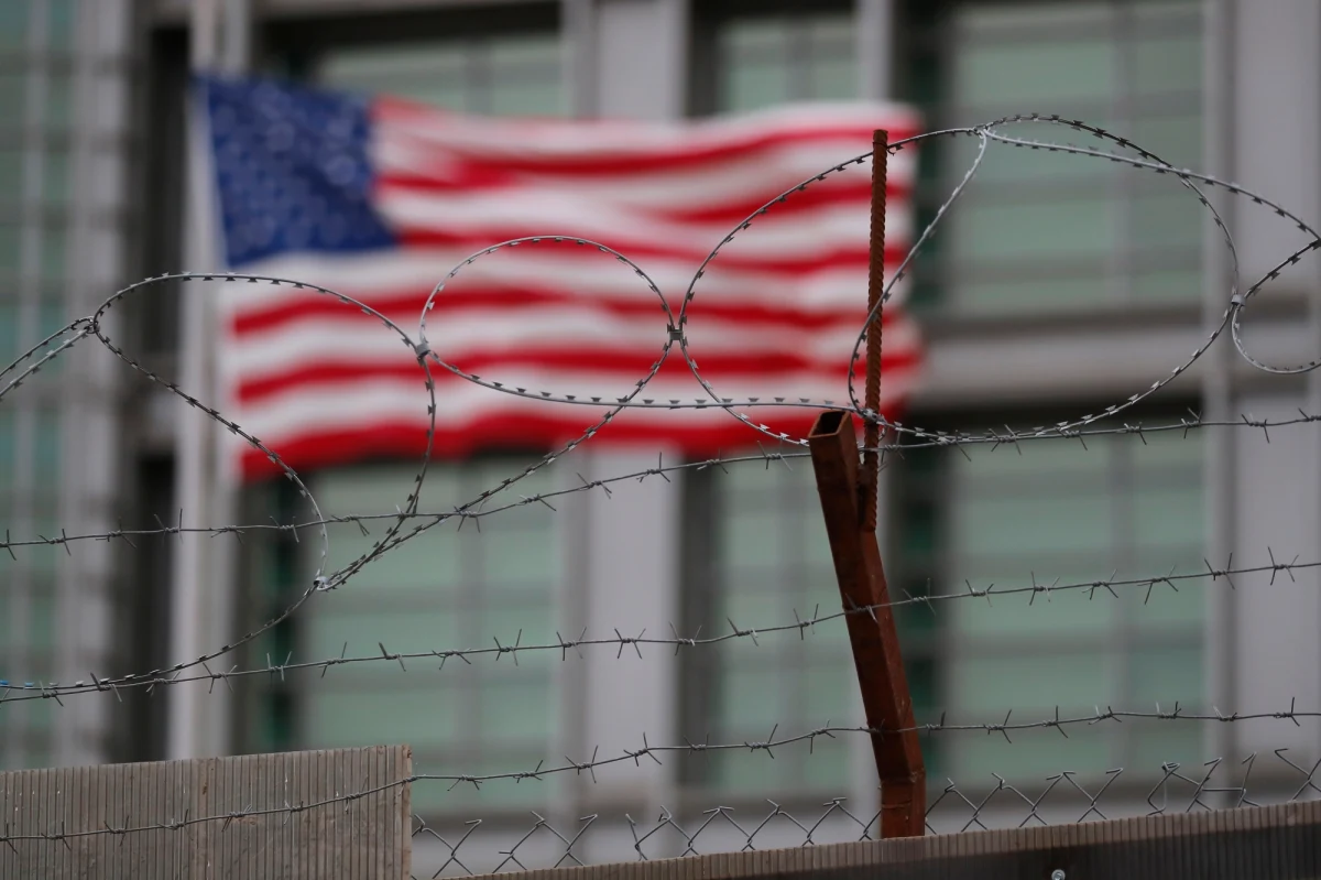 Aresztowany w Rosji pod zarzutem szpiegostwa Amerykanin, to były żołnierz piechoty morskiej, który przybył do Moskwy na ślub swego przyjaciela - poinformował we wtorek brytyjski dziennik "Guardian", powołując się na rodzinę zatrzymanego.