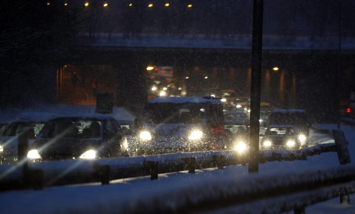 Nadeszło załamanie pogody. Synoptycy ostrzegają przed intensywnymi opadami śniegu i silnym wiatrem. W związku z wichurami strażacy wyjeżdżali już ponad 250 razy.