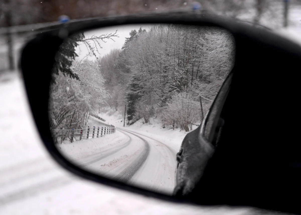  Rok 2019 wita nas załamaniem pogody. Synoptycy ostrzegają przed intensywnymi opadami śniegu i silnym wiatrem, a z trudnymi warunkami na drogach od rana muszą się mierzyć kierowcy z niemal całego kraju. W Krakowie rano trasy autobusów miejskich zostały skrócone.
