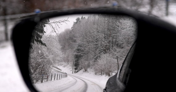  Rok 2019 wita nas załamaniem pogody. Synoptycy ostrzegają przed intensywnymi opadami śniegu i silnym wiatrem, a z trudnymi warunkami na drogach od rana muszą się mierzyć kierowcy z niemal całego kraju. W Krakowie rano trasy autobusów miejskich zostały skrócone.