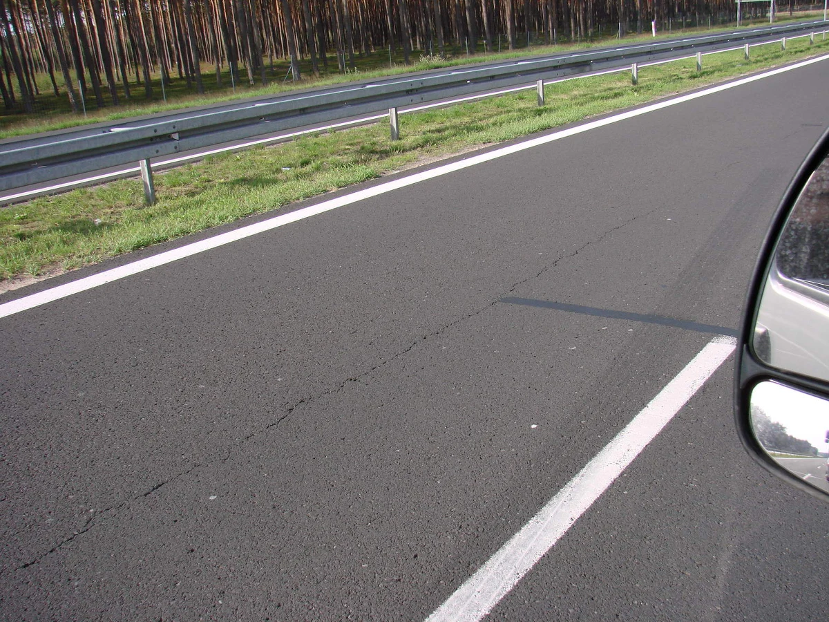 Od środy na płatnym odcinku autostrady A2 Nowy Tomyśl – Konin obowiązują wyższe opłaty dla samochodów ciężarowych. Stawki dla aut osobowych i motocykli oraz tak zwanych pojazdów nienormatywnych pozostały bez zmian. Zmiana stawek za przejazd 150-kilometrowym odcinkiem trasy obowiązuje od godz. 6.00 rano.